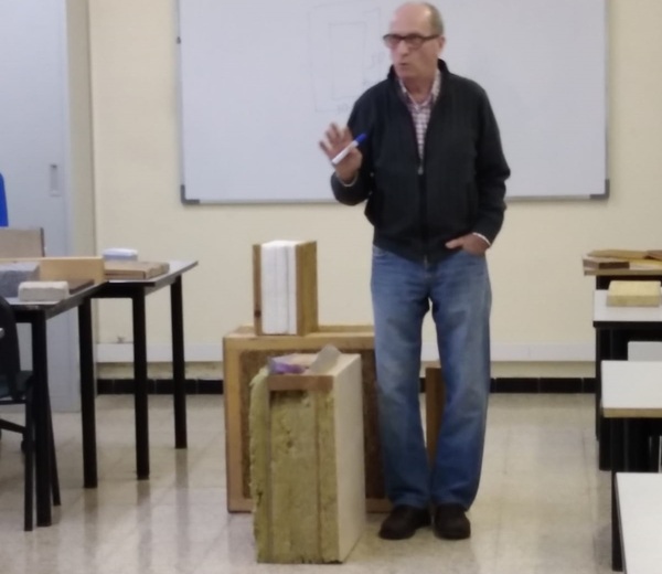Ramón Bañón omple l’aula amb mostres de materials naturals que avui s’estan utilitzan en construcció